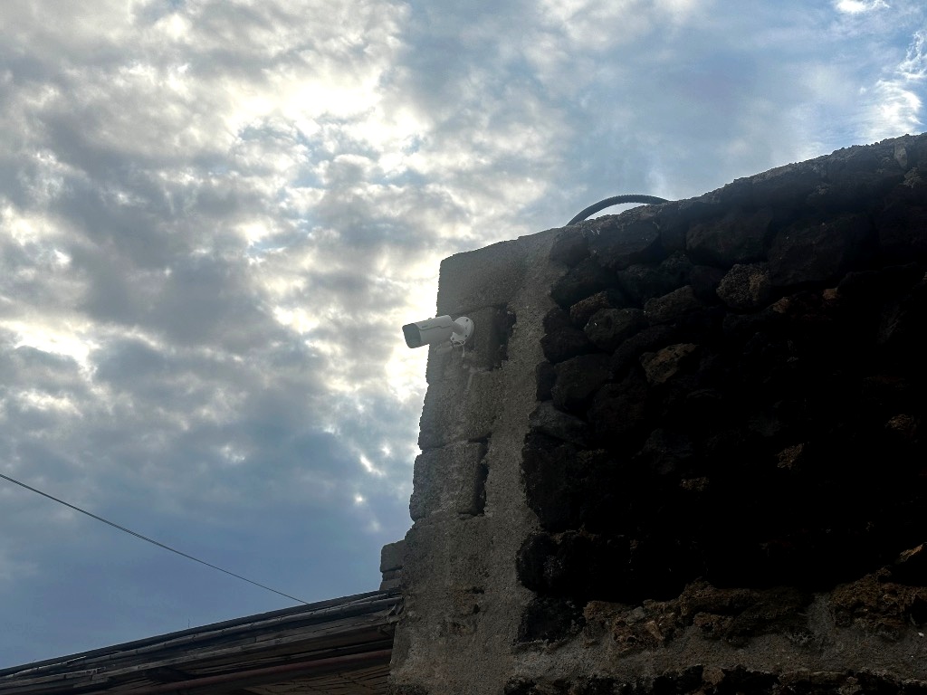 Telecamera Esterna su Muro in Pietra Lavica a Secco Pantelleria