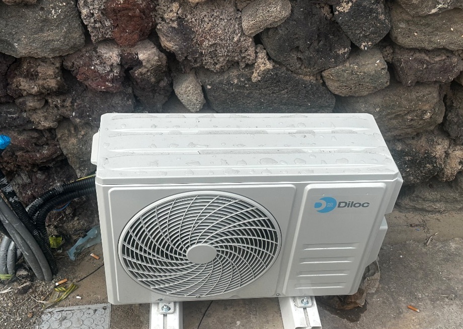 Unit&agrave; Esterna Climatizzatore Diloc su Muro in Pietra Dammuso Pantelleria